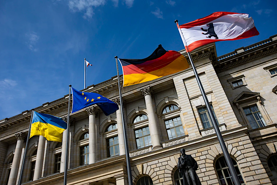 Flaggen fliegen vor dem Abgeordnetenhaus in Berlin