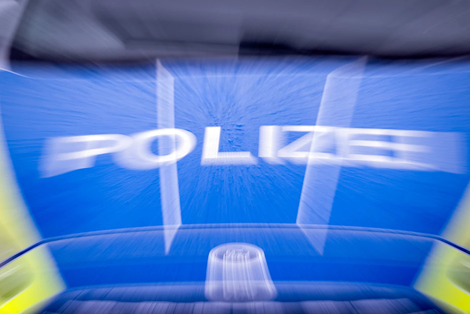 ARCHIV - Ein Einsatzwagen der Polizei.  