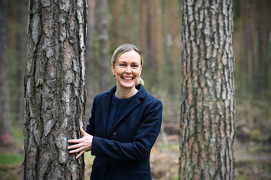 Berlins Senatorin für Klimaschutz, Manja Schreiner, im Wald bei Müggelheim