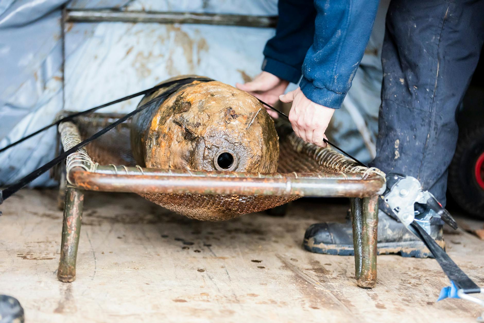 Die sowjetische Weltkriegsbombe vom Typ FAB 100 wird nach erfolgreicher Entschärfung in einen Lkw des Kampfmittelräumdienstes verladen.