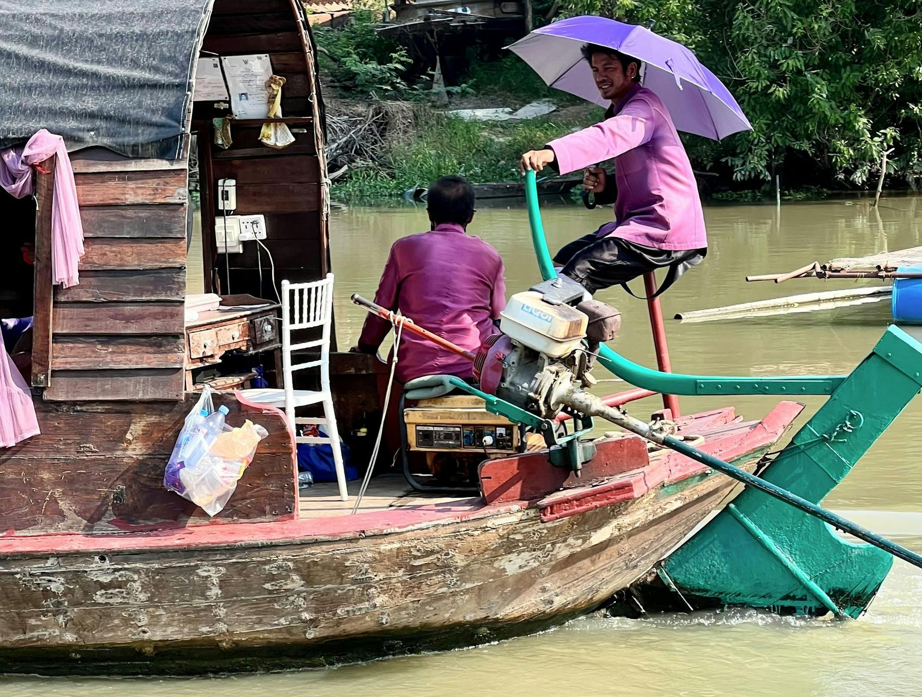 Ohne Sonnenschirm gehen in Thailand nur noch wenige Menschen aus dem Haus. Ein Ende der seit Wochen andauernden Hitzewelle ist nicht absehbar.