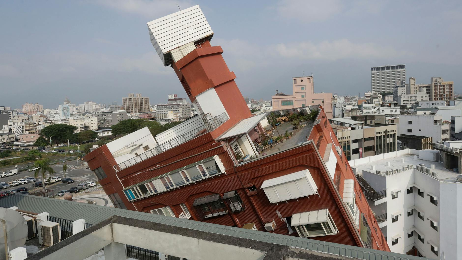 Das Erdbeben in Taiwan brachte Häuser in bedrohliche Schieflage.