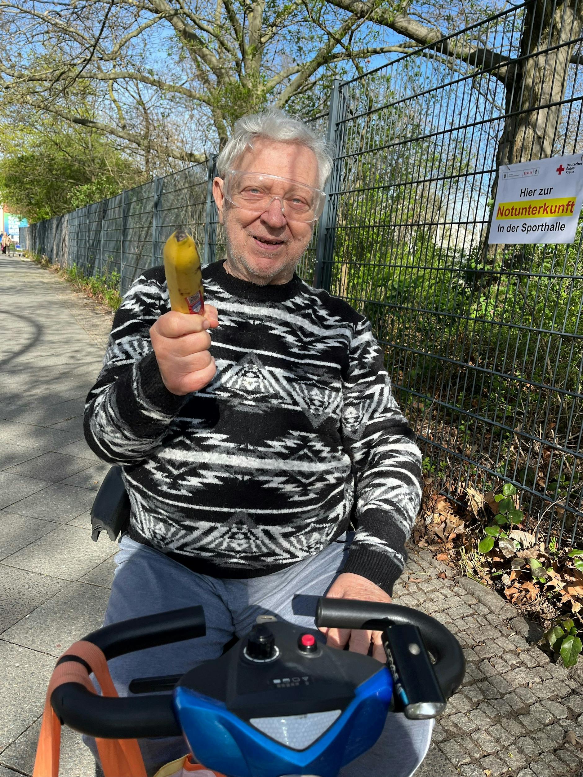 Lothar ist mit Banane und Schlüsseln auf dem Weg zur Sporthalle.