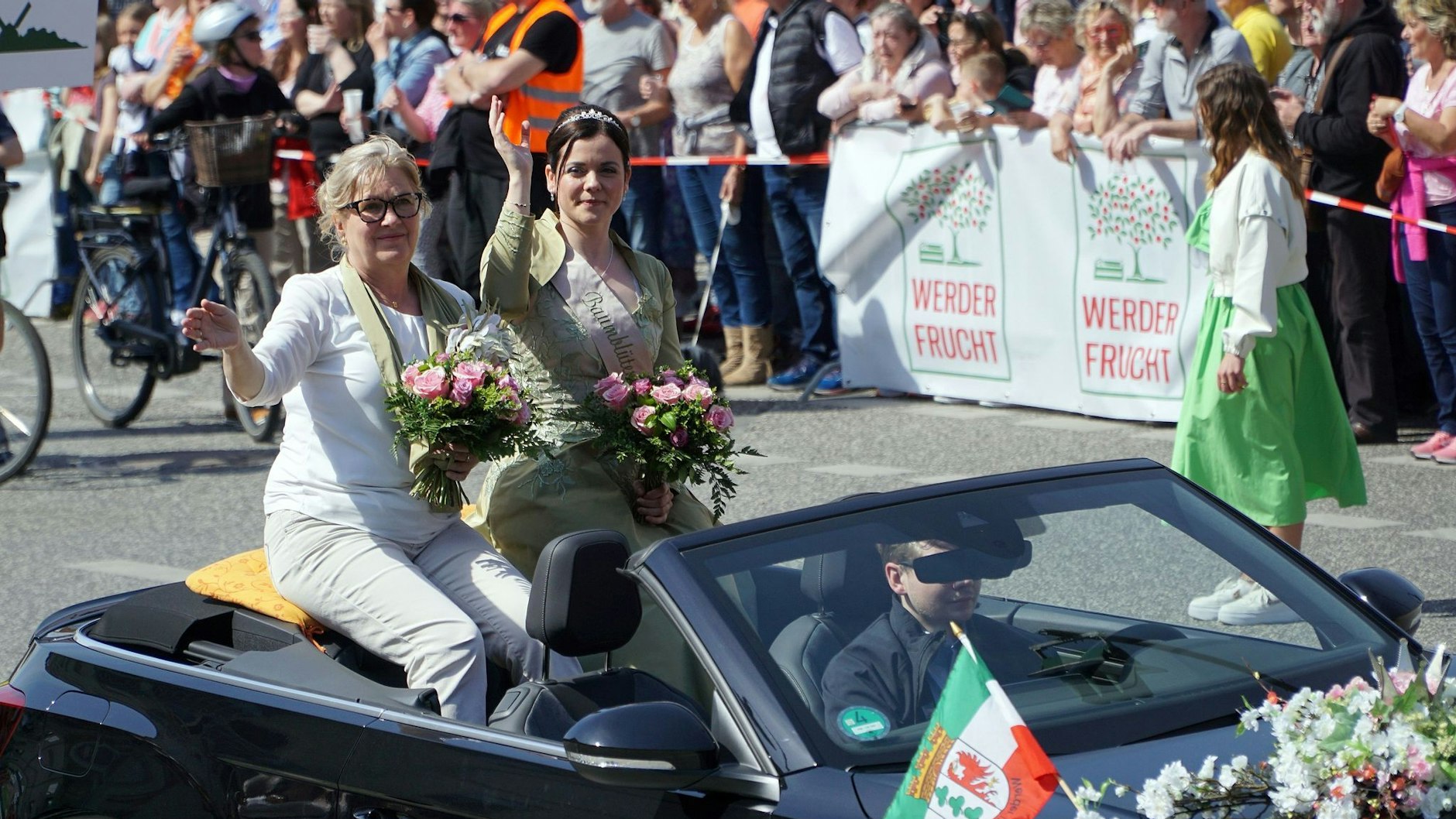 Im vergangenen Jahr: Werders Bürgermeisterin Manuela Saß (li.) fährt zusammen mit der  Baumblütenkönigin Doreen Vogler beim Festumzug mit. 