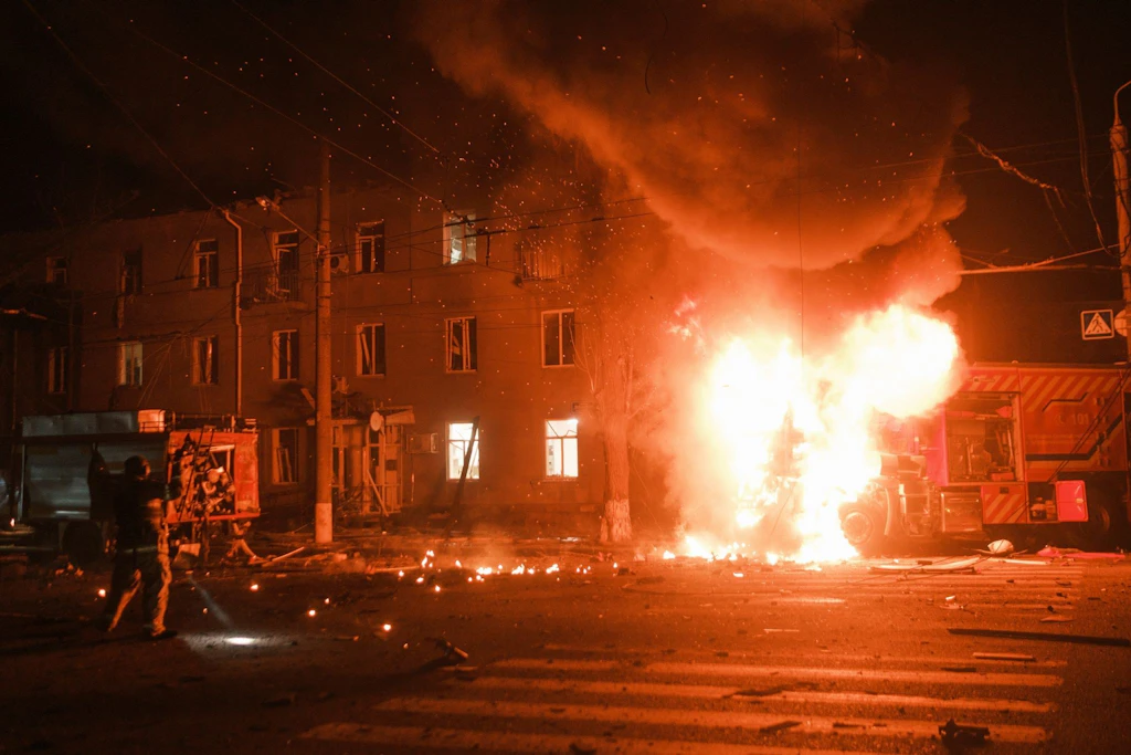 Zeigt dieses Video, wie Russland Feuerwehrleute in der Ukraine tötet?