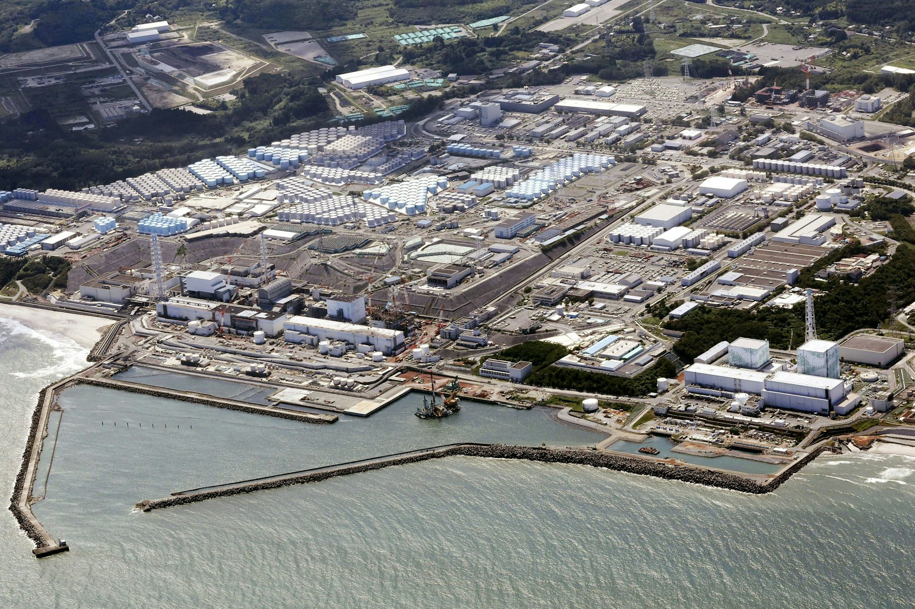 Die Luftaufnahme zeigt das Atomkraftwerk von Fukushima.