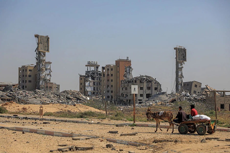 Ruinen von Gebäuden, die bei israelischen Angriffen im zentralen Gazastreifen zerstört wurden.  