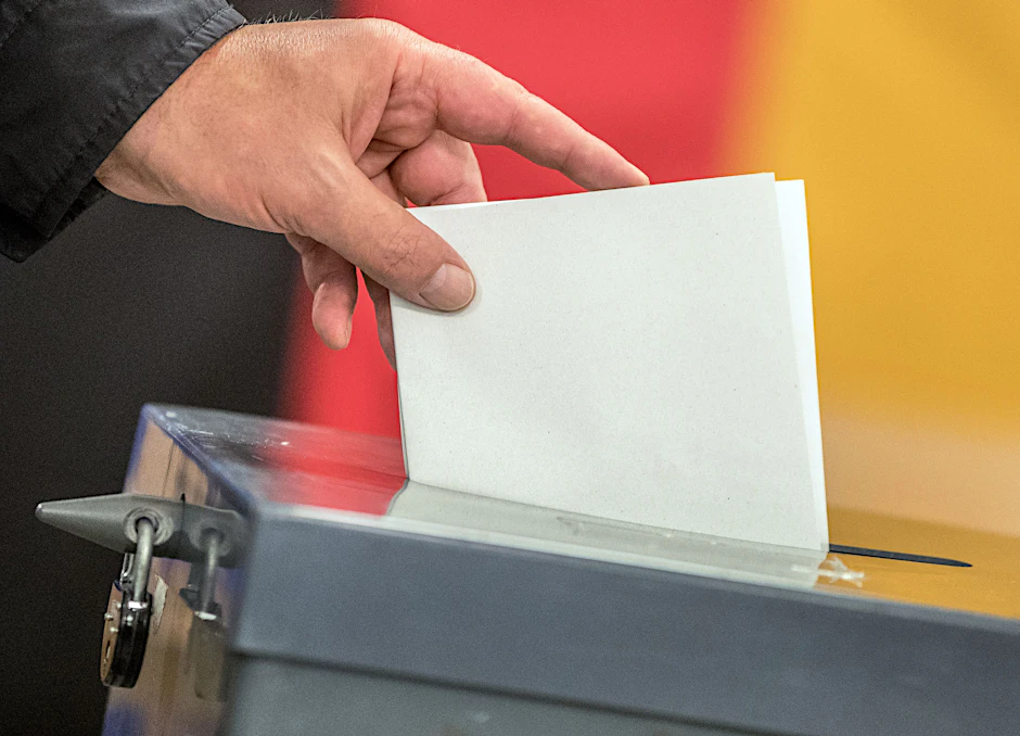 Ein Wähler wirft seinen Stimmzettel zur Bundestagswahl in die Wahlurne.&nbsp;