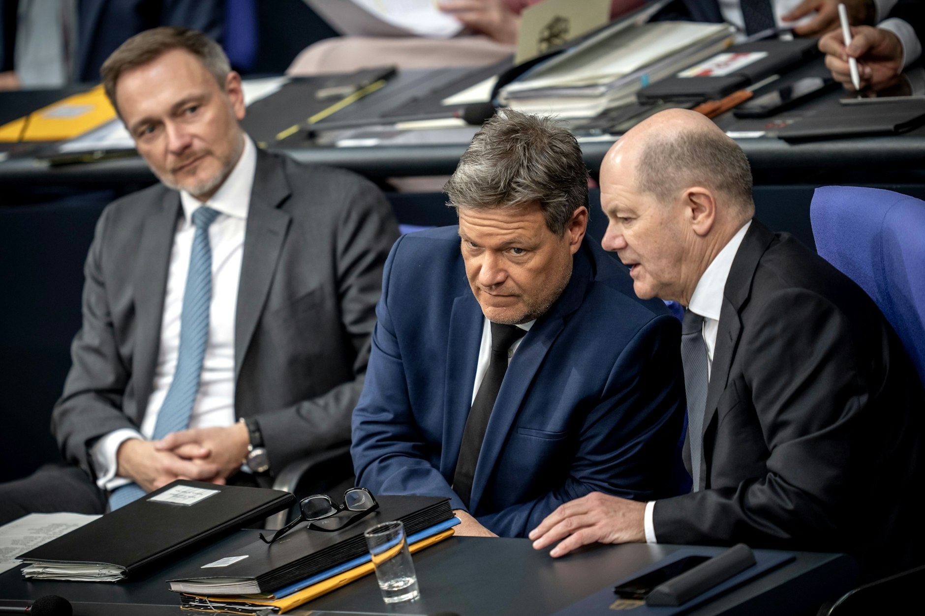 Finanzminister Christian Lindner, Wirtschaftsminister Robert Habeck und Bundeskanzler Olaf Scholz (v.l.) verfolgen im Bundestag die Aussprache nach der Regierungserklärung des Kanzlers.