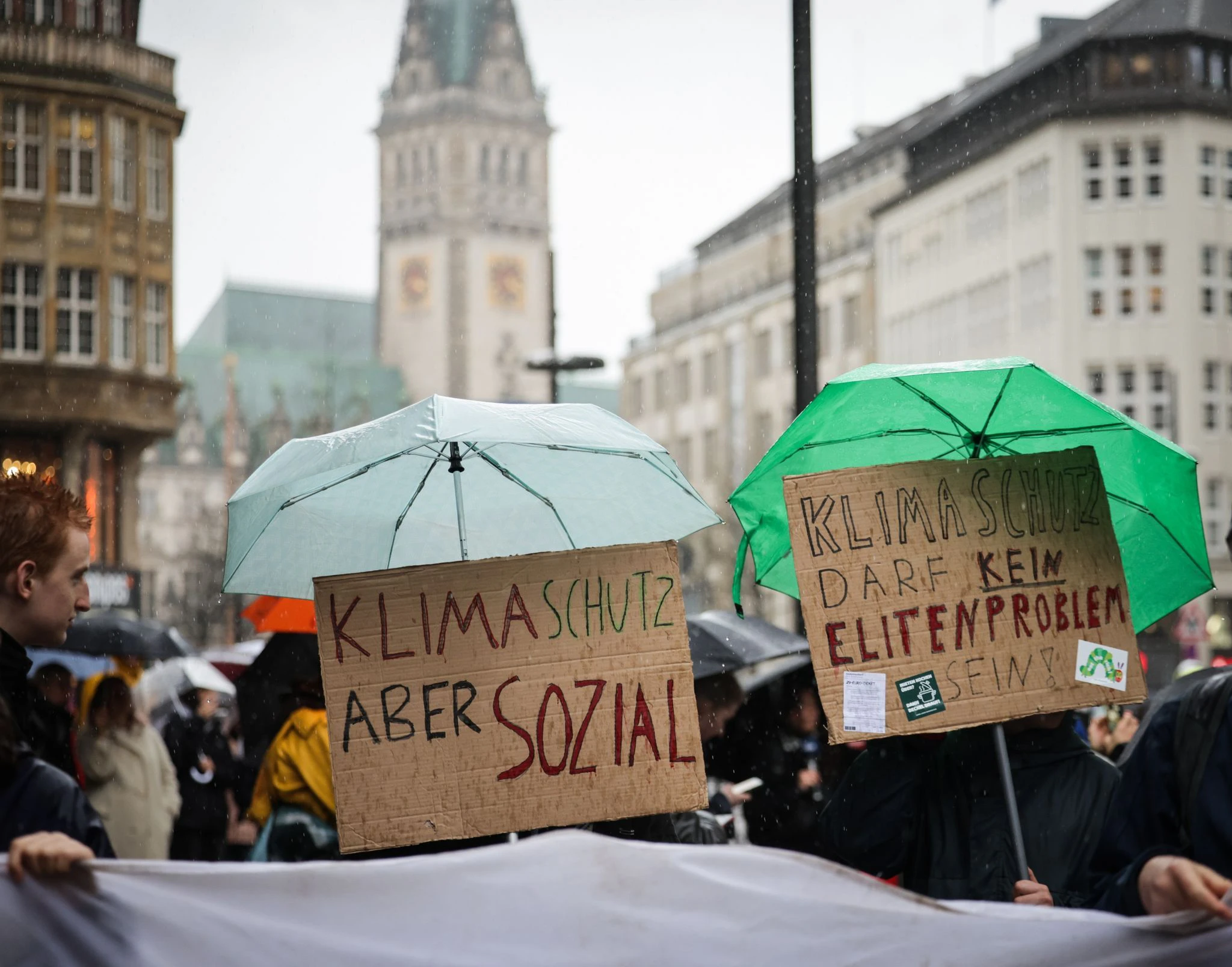Anhänger der Klimabewegung Fridays for Future demonstrieren auf der Mönckebergstraße in der Hamburger Innenstadt. Auf ihren Plakaten fordern sie etwa sozialen Klimaschutz.  