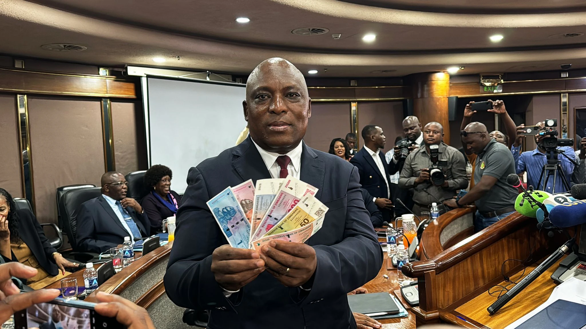 Hohe Inflation ist der Grund für die Einführung einer neuen Währung in Simbabwe. Die Geldnoten namens Zimbabwe Gold sind an Gold und andere Edelmetalle gekoppelt. Der Gouverneur der Zentralbank von Simbabwe John Mushayavanhu stellte auf einer Pressekonferenz die neue Währung vor.  