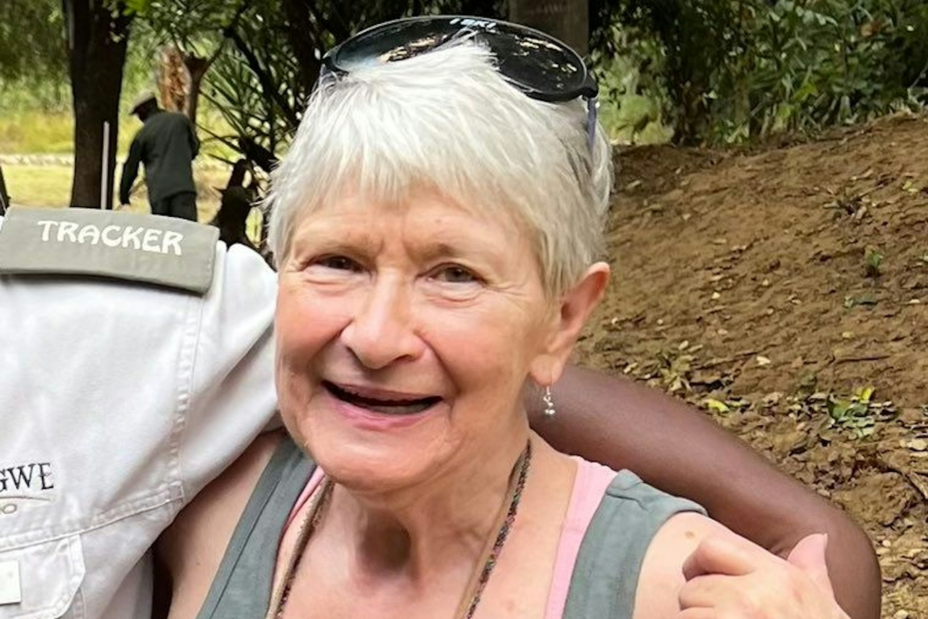 Die 79-jährige Gail Mattson war eine amerikanische Touristin aus Minnesota, die an der Safari im Nationalpark in Sambia teilgenommen hatte, sie verstirbt noch am Unfallort. Noch kurz vor der Attacke lächelte sie fröhlich auf Bildern.