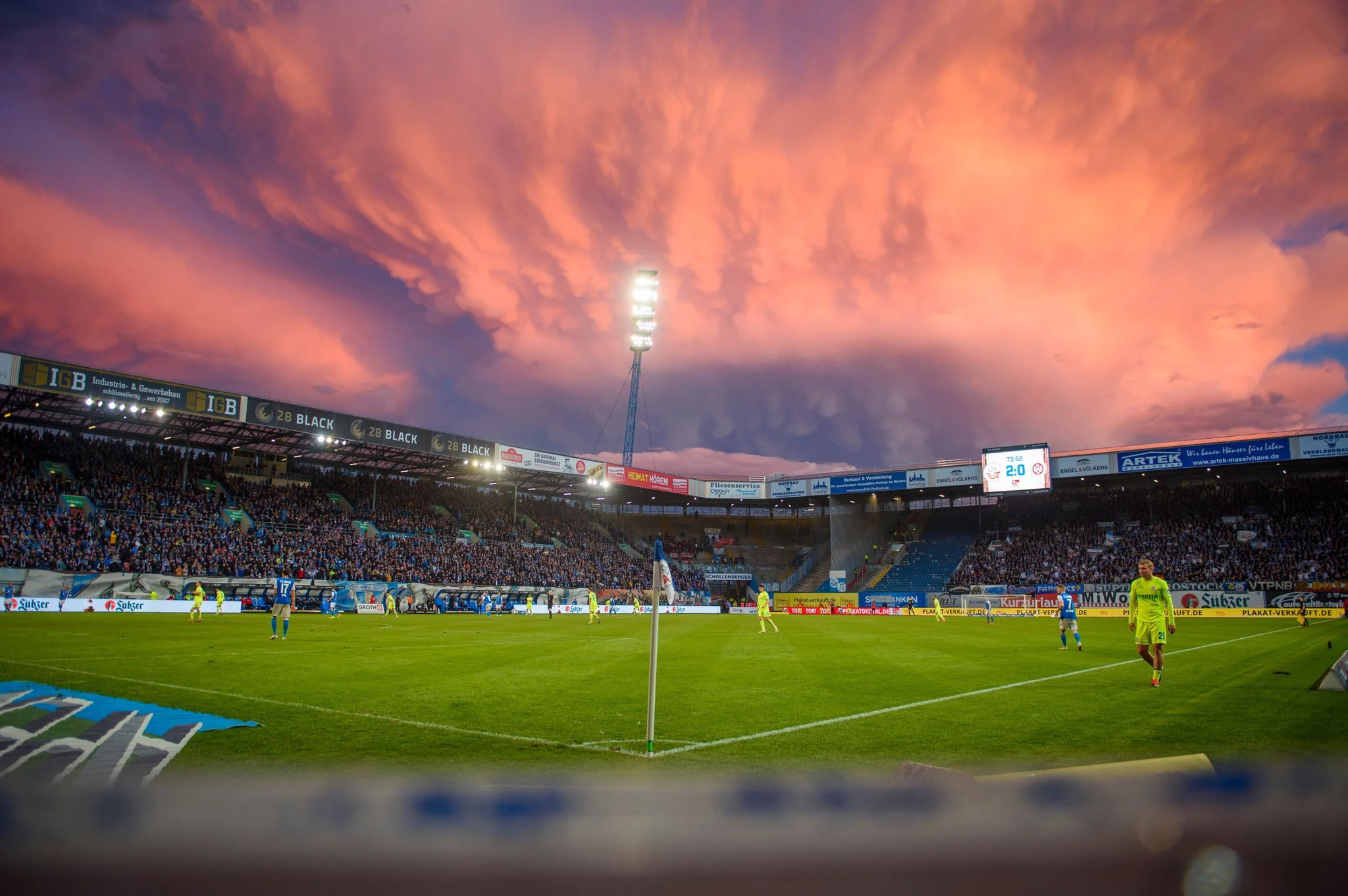 An Dramatik kaum zu überbieten was nicht nur der Himmel über dem Ostseestadion beim Kellerduell zwischen Hansa Rostock und SV Wehen Wiesbaden. Rostock verschaffte sich durch das 3:1 im Abstiegskampf etwas Luft.  