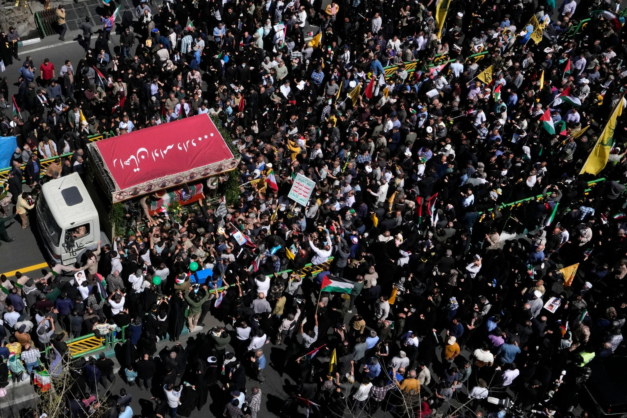 dpatopbilder - In Irans Haupstadt Teheran schließen sich Menschen einem Trauerzug an. Sie gedenken den Opfern des mutmaßlich israelischen Luftangriffs vom 1. April auf ein Gebäude der iranischen Botschaft in Damaskus, bei dem Mitglieder der Revolutionsgarde getötet wurden.  