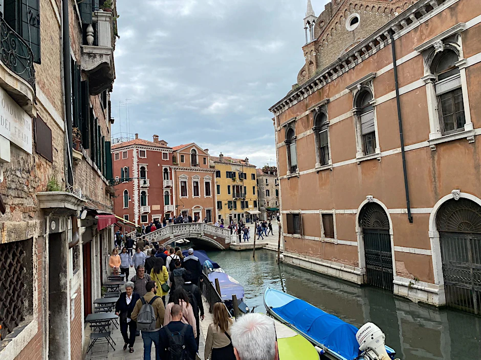 ARCHIV - Am 25. April müssen Kurzbesucher erstmals fünf Euro für den Zutritt nach Venedig zahlen.  