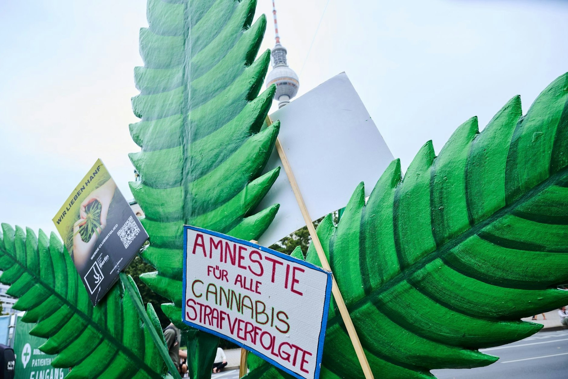 Immer wieder forderten Cannabis-Aktivisten Straffreiheit für Menschen, die wegen Cannabis-Besitzes verknackt wurden. Nun profitierte davon ausgerechnet ein Mann, der wegen schweren Raubes saß.