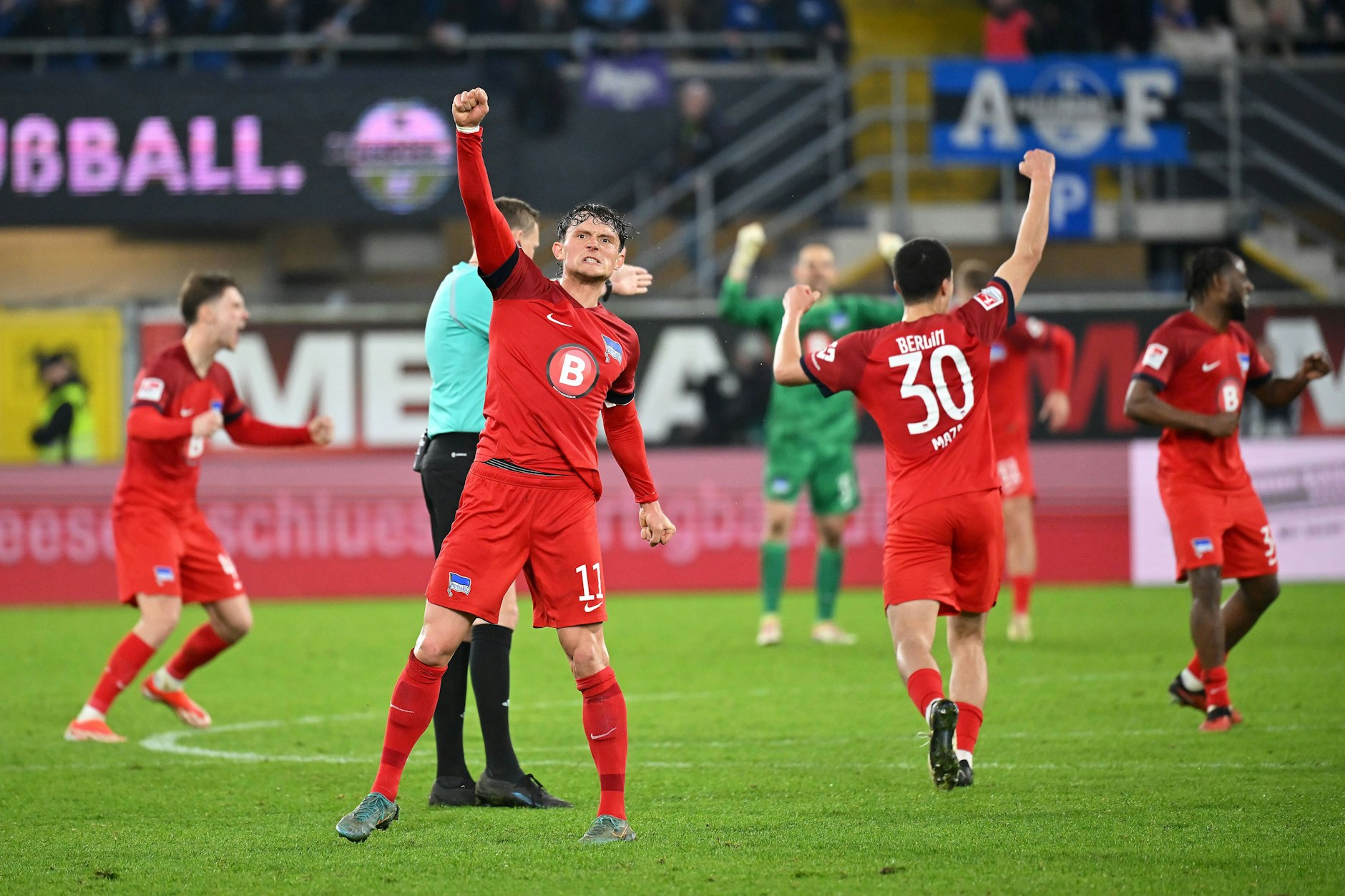 Unfassbar stark: Fabian Reese und Hertha BSC jubeln über den späten 3:2-Sieg in Paderborn. 