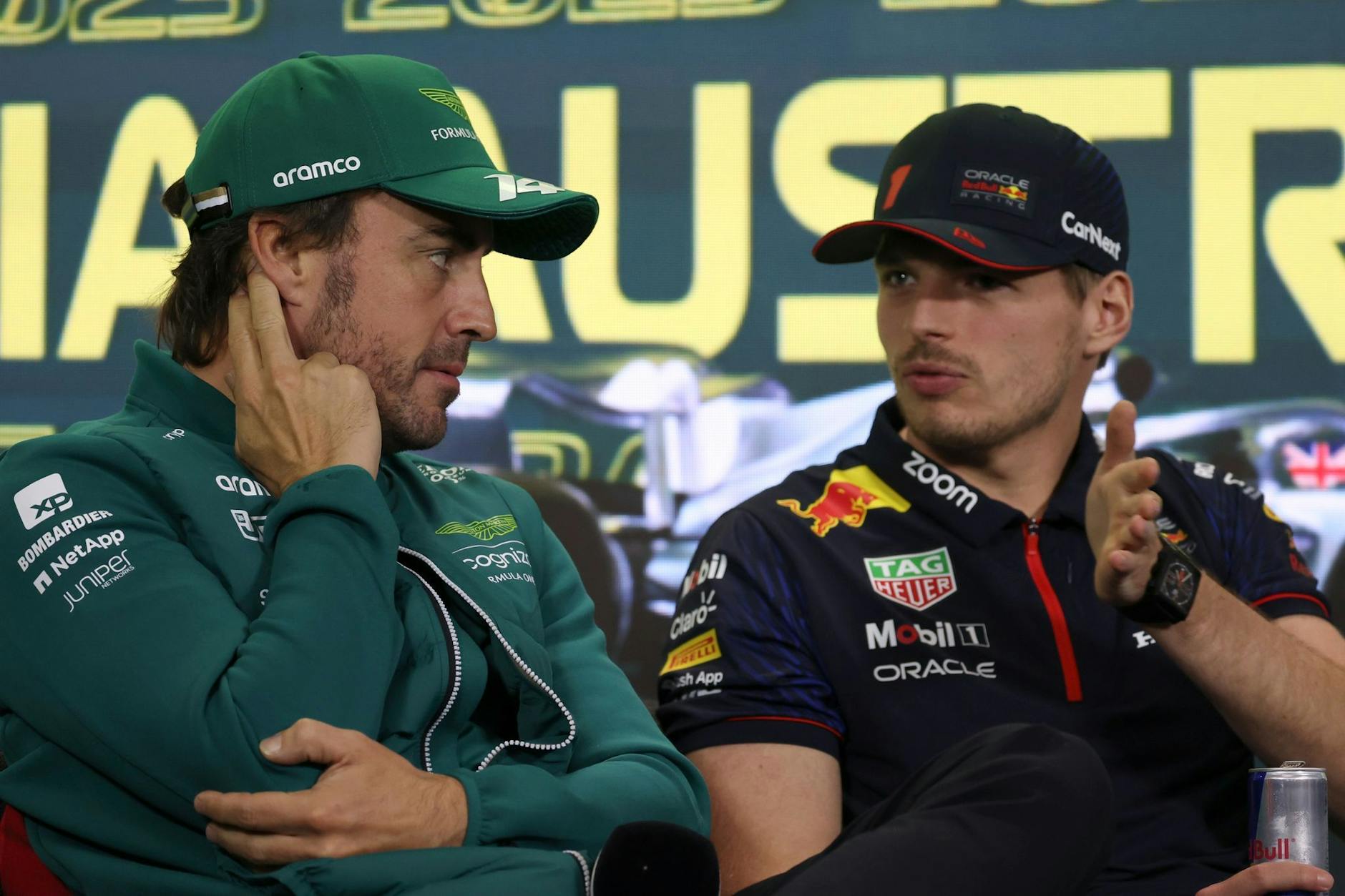 ARCHIV - Um Fernando Alonso (l) und Max Verstappen gibt es Wechsel-Spekulationen.
