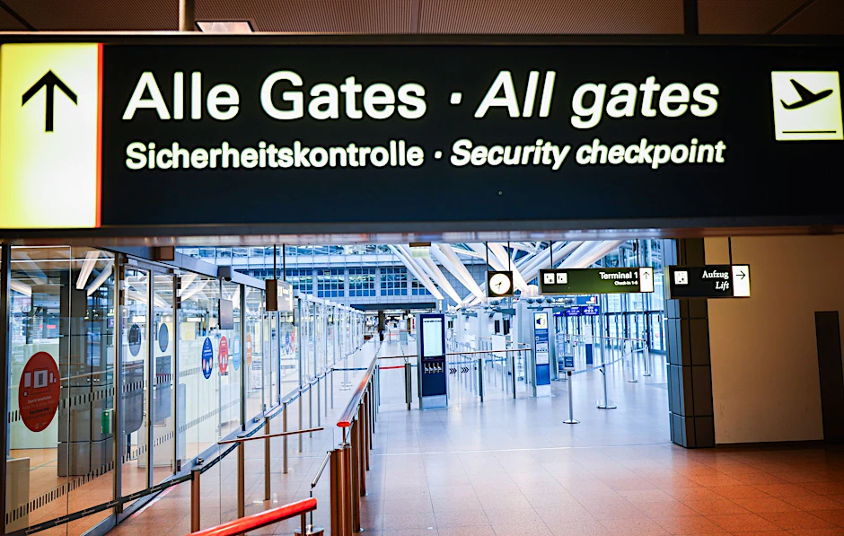 Nach mehreren Warnstreiks an deutschen Flughäfen soll heute eine Schlichtung für die privaten Luftsicherheitskräfte beginnen.&nbsp;