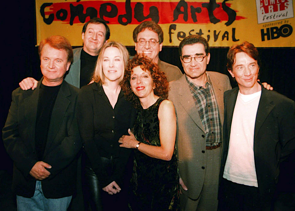 ARCHIV - Joe Flaherty, zweiter von links, posiert mit ehemaligen Cast-Mitgliedern der Sketch-Serie «SCTV» für ein Foto. Joe Flaherty, ein Gründungsmitglied von «SCTV», starb am Montag, 1. April 2024 im Alter von 82 Jahren.  