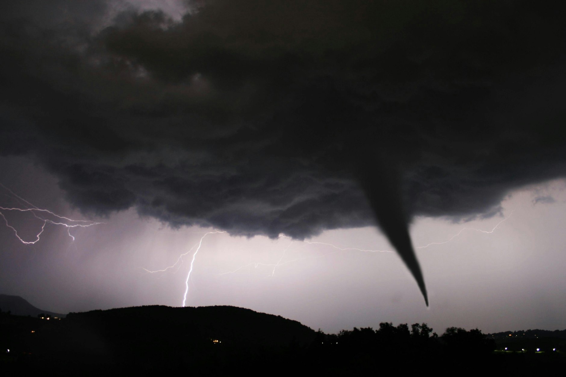 Archivbild: Der Deutsche Wetterdienst warnt für Unwetter in Berlin und Brandenburg. Im Norden Brandenburgs können vereinzelt schwere Sturmböen um 90 km/h kommen, außerdem können begrenzt Bildung von kurzlebigen Tornados sowie orkanartige Böen bis 105 km/h stattfinden.