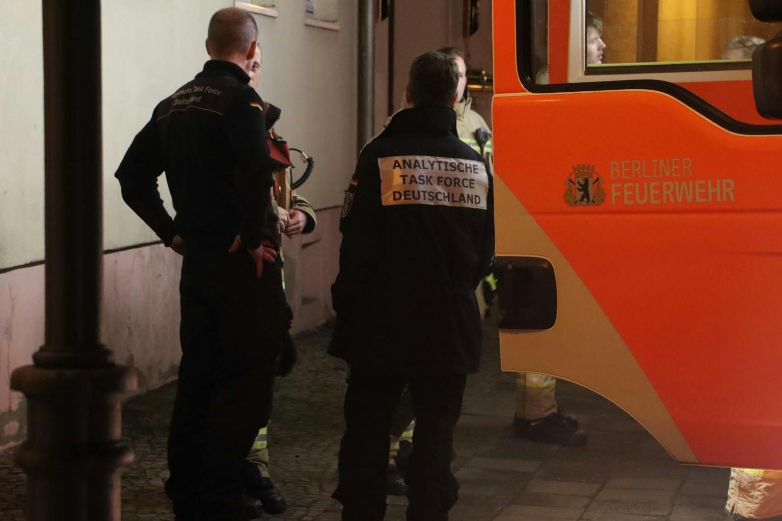 Treptow-Köpenick: Seit mehreren Tagen ist die Berliner Feuerwehr und nun auch das LKA, Kriminaltechnik und sogar die „Analytische Task Force“ mit in den Ermittlungen bei einer Adresse in Treptow-Köpenick eingebunden.
