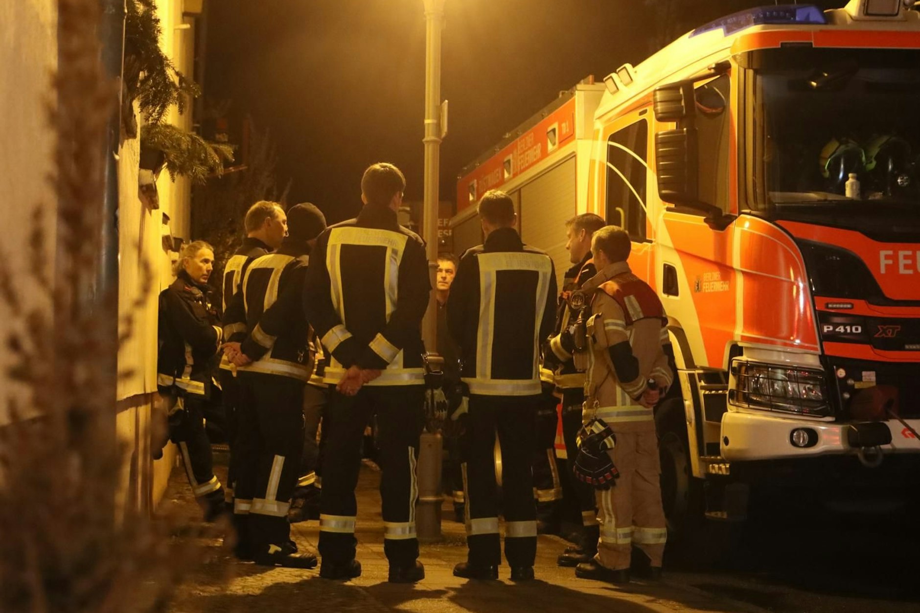 Treptow-Köpenick: In der Halle wurden diverse Chemikalien entdeckt. Sie legen den Verdacht nahe, dass es sich um eine Drogenküche gehandelt haben könnte. Wurde hier in Berlin Crystal Meth hergestellt?