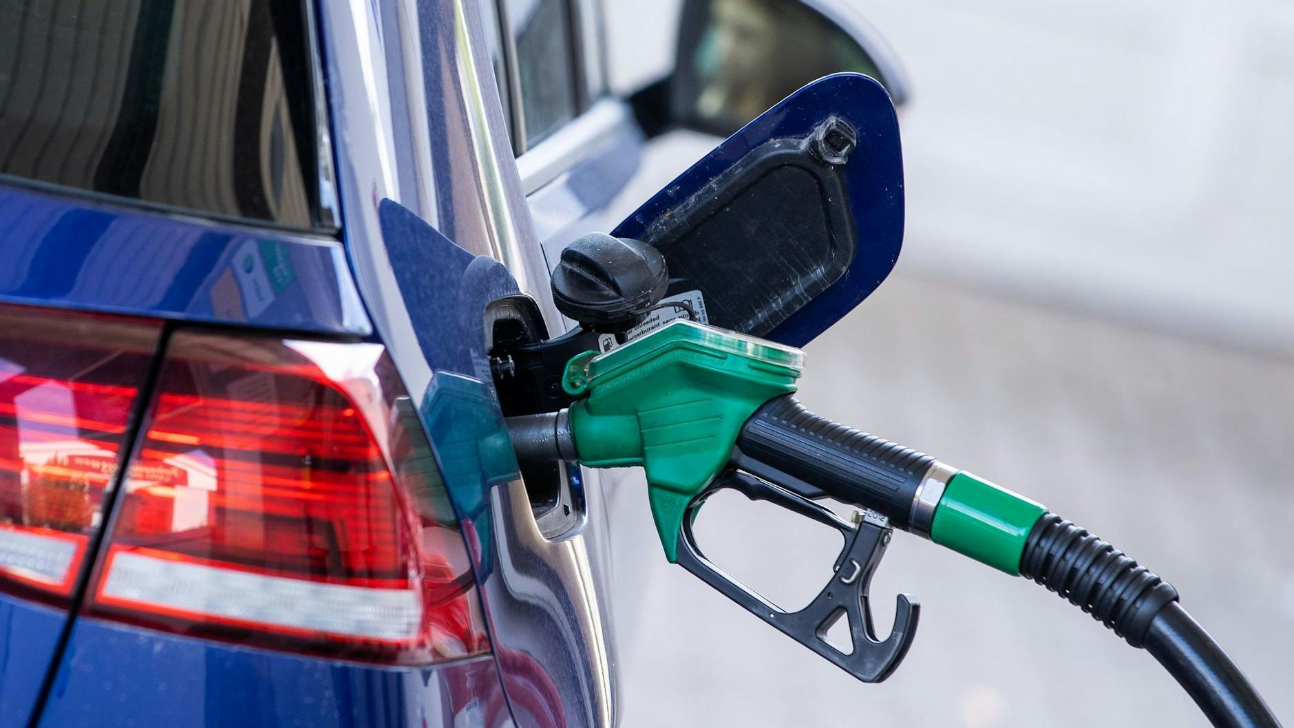 Für eine 60-Liter-Tankfüllung E10 zahlen Autofahrer mehr als 110 Euro.