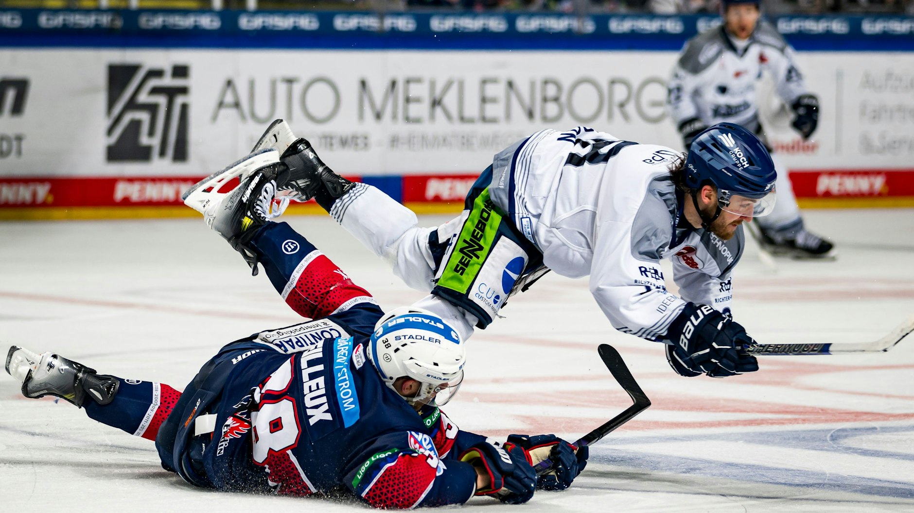 Eisbär Yannick Veilleux und Joshua Samanski von den Straubing Tigers im Zweikampf während des Spiels, das die Berliner 3:2 für sich entschieden.&nbsp;