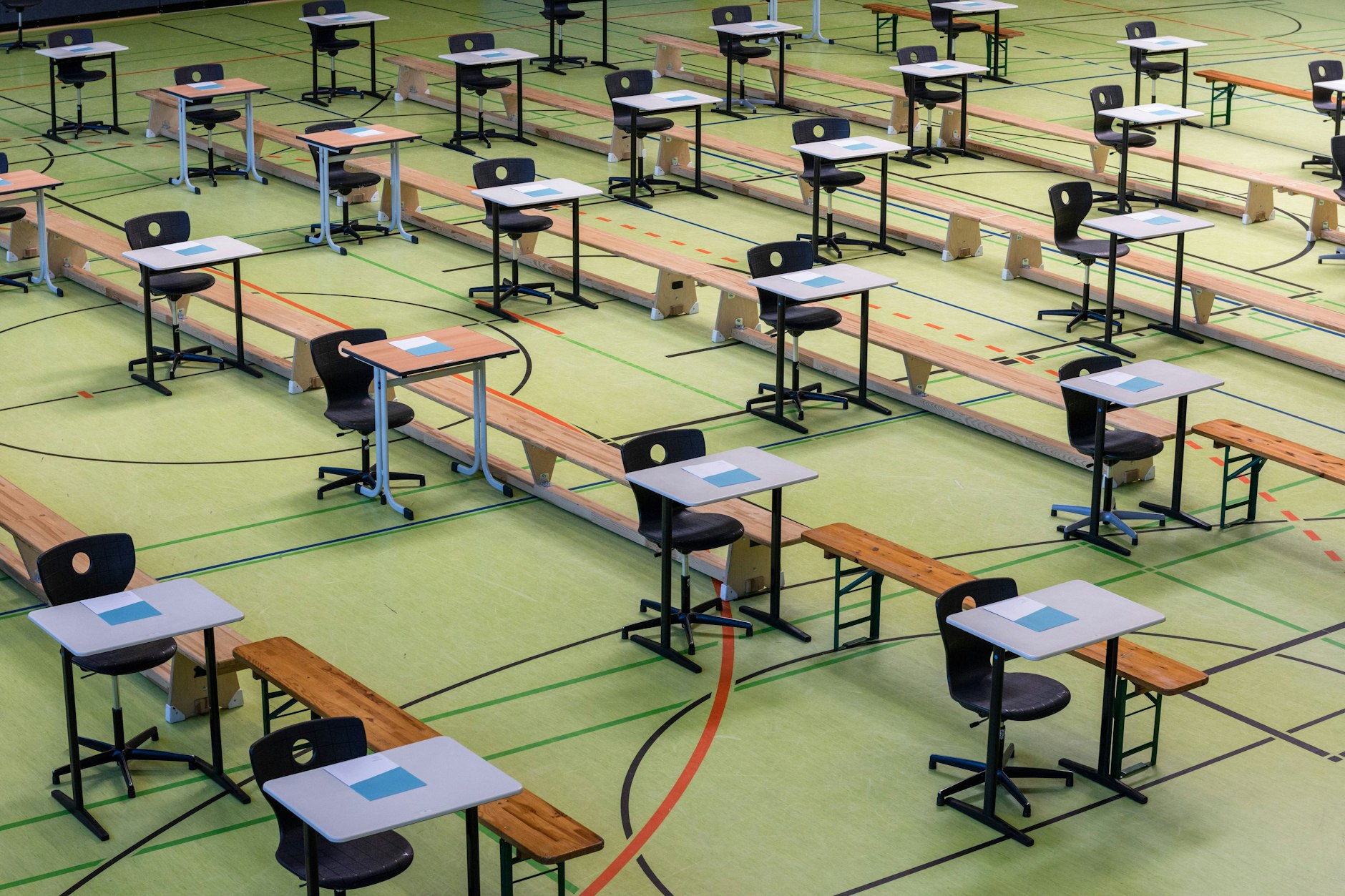 Prüfungen in einer Schulsporthalle während Corona