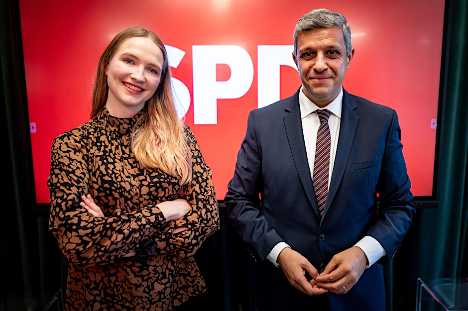 Raed Saleh will Vorsitzender der Berliner SPD bleiben. Diesmal tritt er an der Seite von Luise Lehmann, einer Bezirkspolitikerin aus Marzahn-Hellersdorf, an. Beide machen sich für die Beibehaltung kostenloser sozialer Errungenschaften stark.