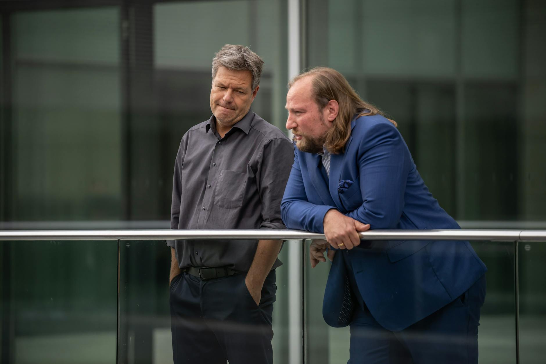 Robert Habeck (l.) und Anton Hofreiter in einer Pause der Fraktionssitzung im Bundestag
