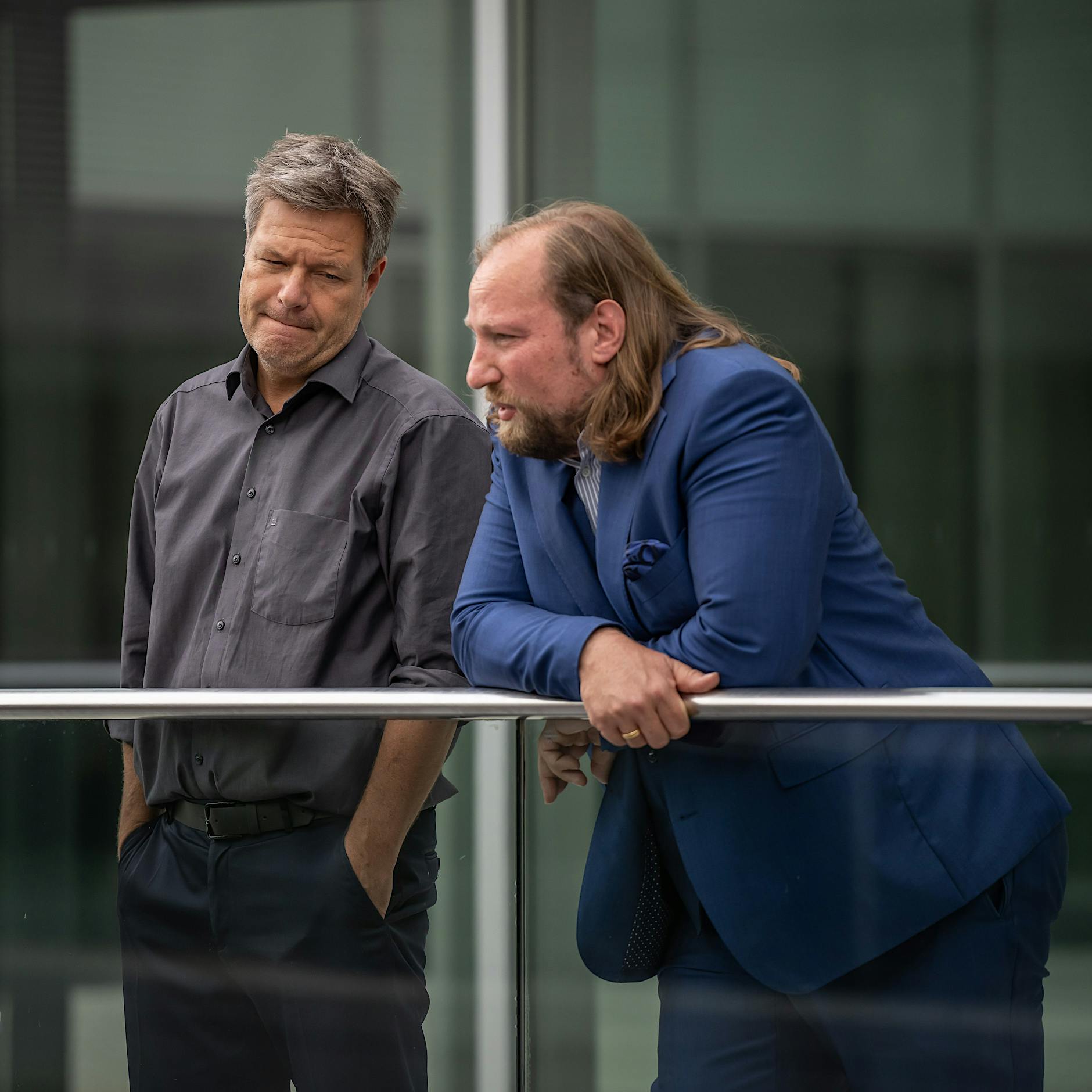 Der Krieg und die Linken: Woher kommt die grüne Kriegsbegeisterung?