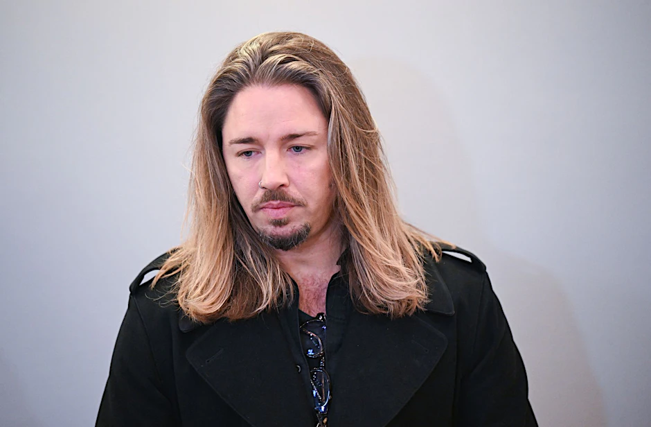 ARCHIV - Gil Ofarim im Landgericht Leipzig beim Prozess gegen ihn wegen falscher Verdächtigung und Verleumdung.  