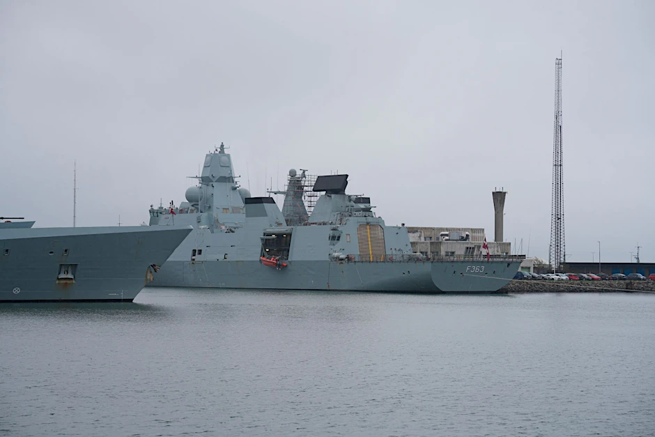 Die dänische Fregatte «HDMS Niels Juel, Nummer F363»: Spezialisten sind auf dem Weg, das Problem zu lösen (Archivbild).  P/dpa