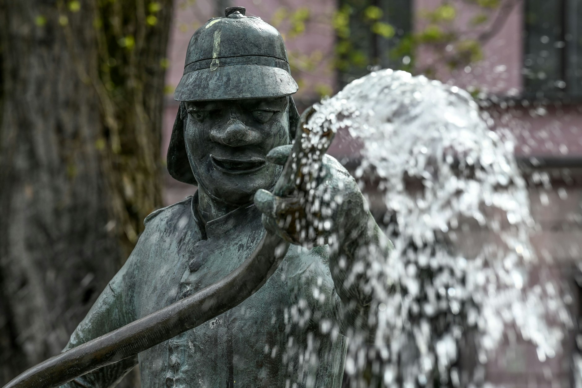 Wasser plätschert im Feuerwehrbrunnen am Mariannenplatz bei der Eröffnung der Berliner Brunnensaison.