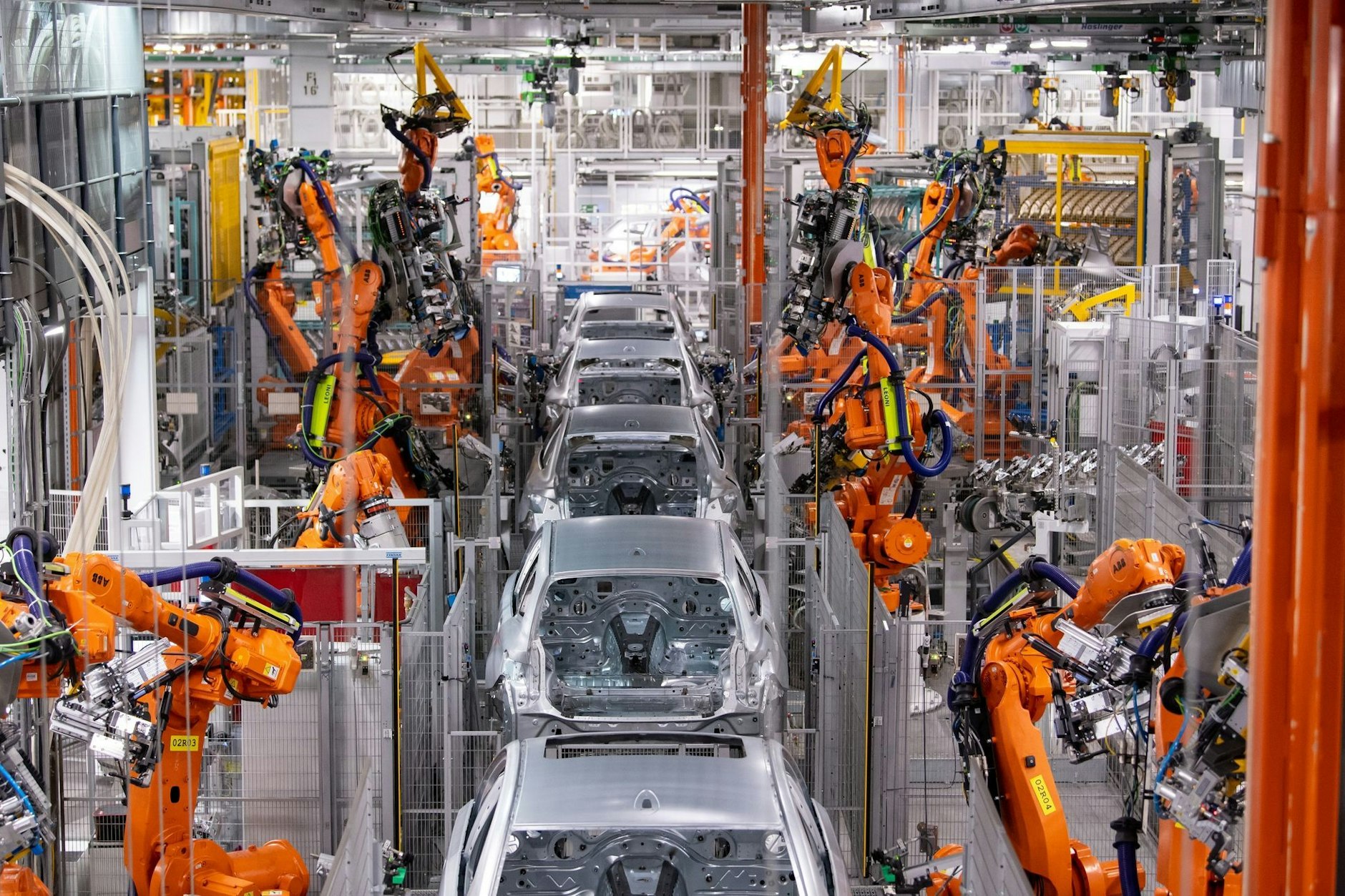 Roboter arbeiten an der Karosserie von verschiedenen BMW-Modellen im BMW-Stammwerk.
