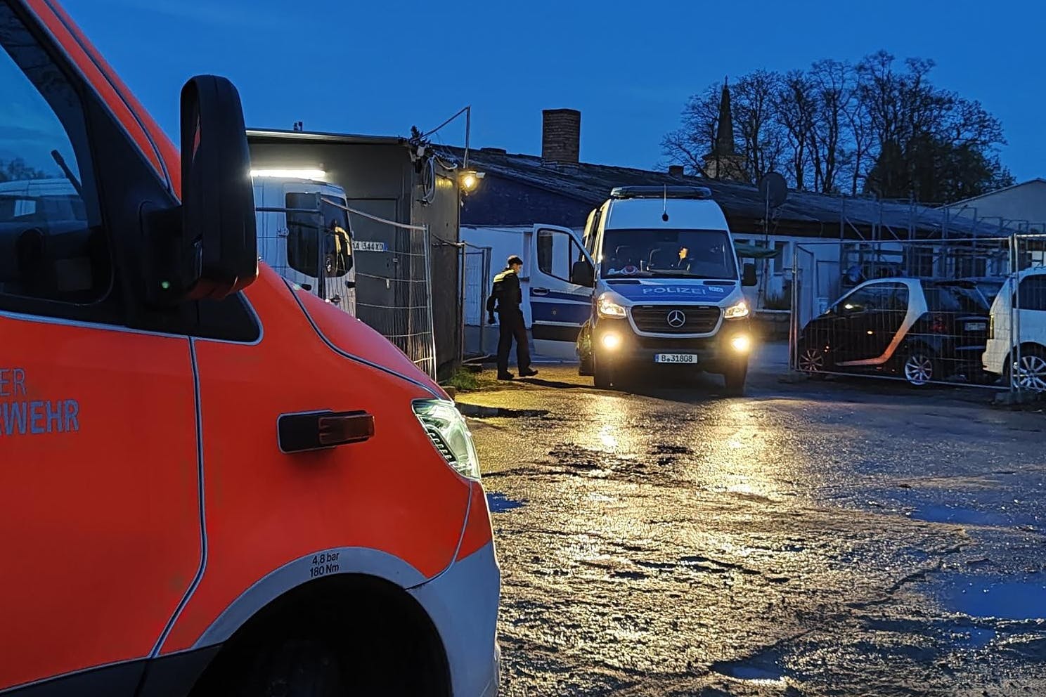 Feuerwehr und Polizei sichern ein Gewerbegebiet am Dorfplatz im Treptower Ortsteil Bohnsdorf. Dort wurden offenbar illegale Drogen hergestellt. 