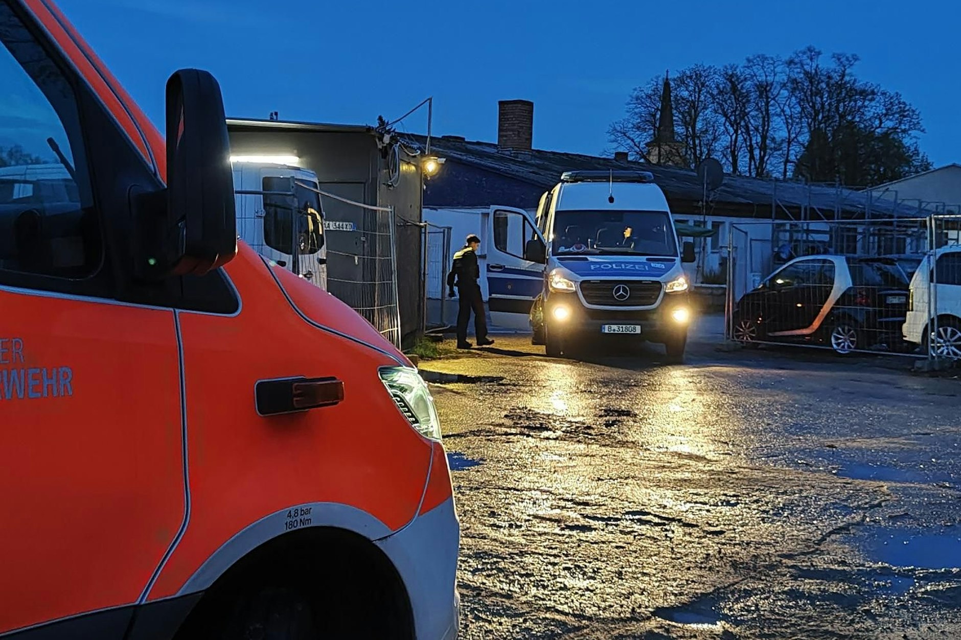Feuerwehr und Polizei sichern ein Gewerbegebiet am Dorfplatz im Treptower Ortsteil Bohnsdorf. Dort wurden offenbar illegale Drogen hergestellt.&nbsp;
