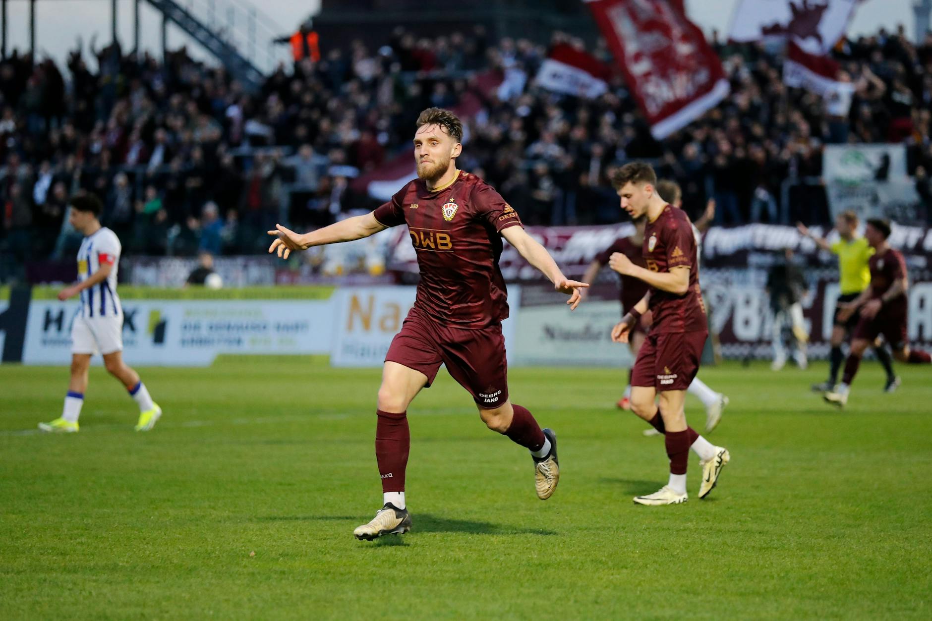 BFC-Stürmer Amar Suljic (25) trifft gegen die Hertha-Bubis per Kopf und jubelt über den 1:0-Sieg. 