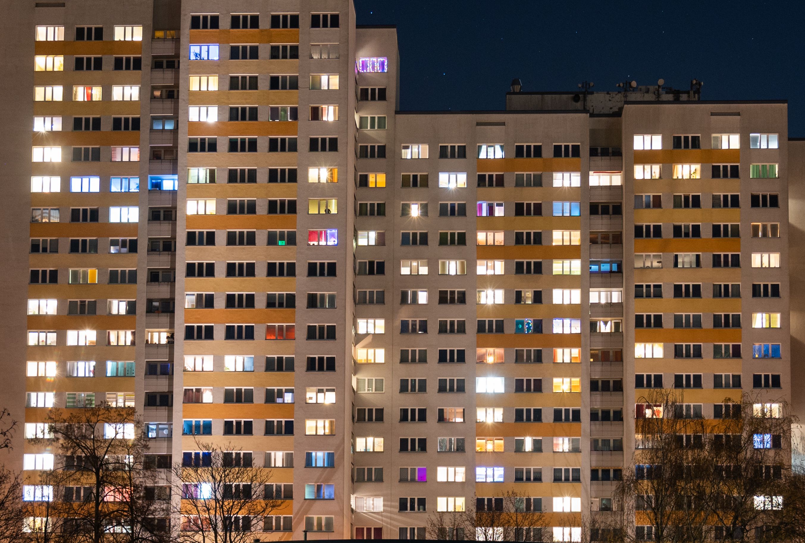 Männer werfen TV und Fahrrad aus Hochhaus – Passant beinahe getroffen