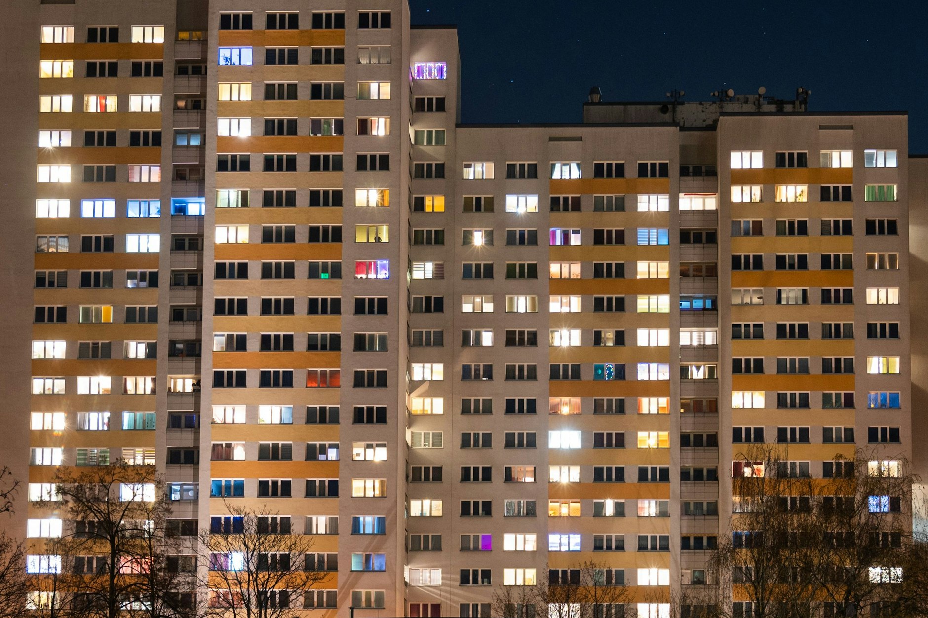 Archivbild/ Aus einem Hochhaus in der Rhinstraße wurden Gegenstände geworfen. - Passant wird fast von fallendem Fahrrad erschlagen.