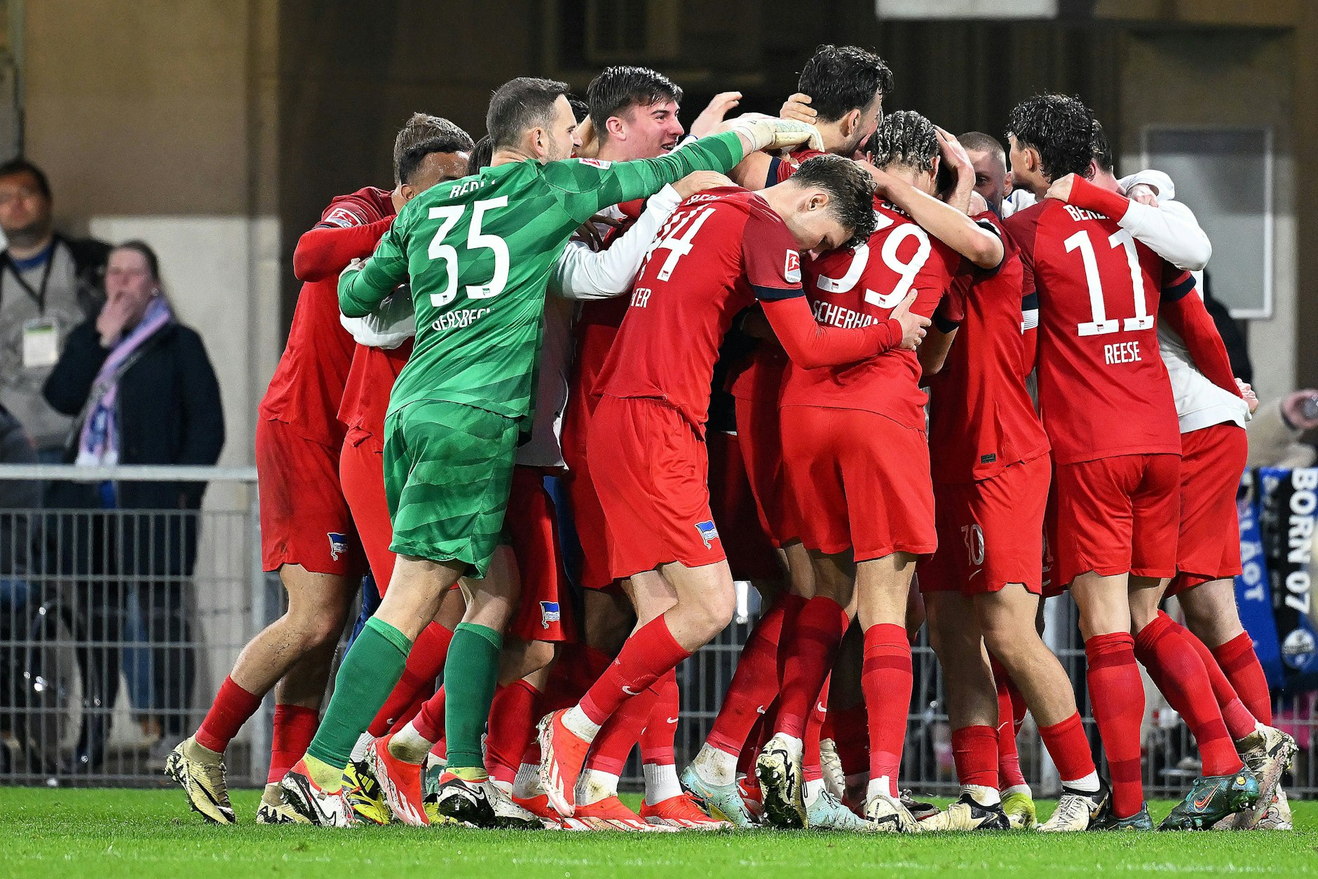 Blau-weißer Jubel in Rot: Hertha BSC feiert den 3:2-Sieg in Paderborn.