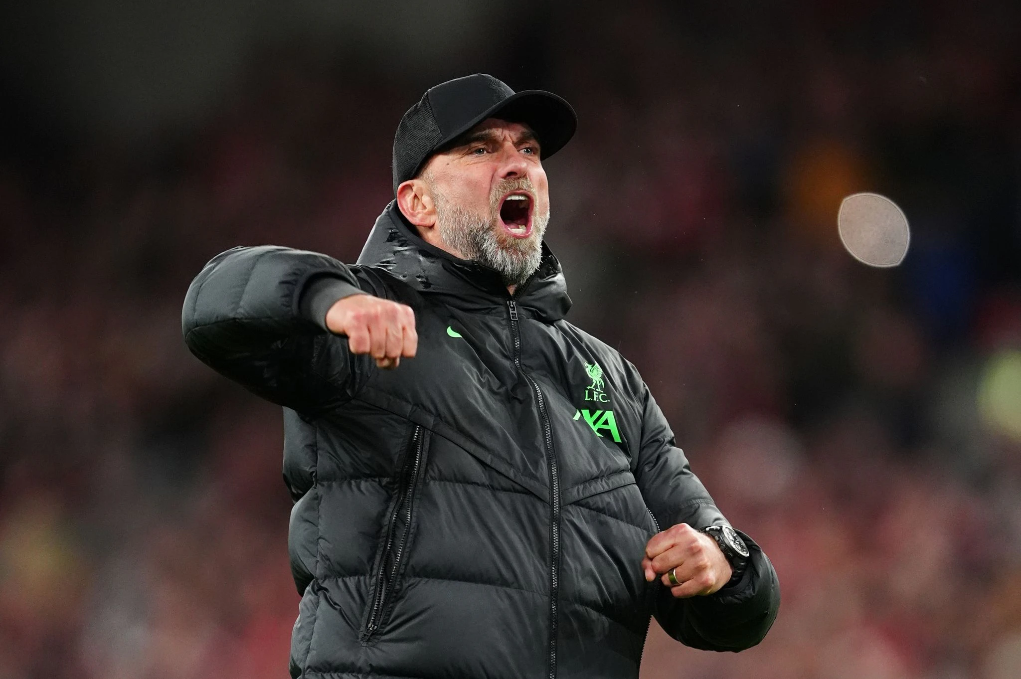 Fußball: Der FC Liverpool ist Spitzenreiter der Premier League. Die Mannschaft von Trainer Jürgen Klopp feiert einen hart erkämpften, aber hochverdienten Sieg gegen Sheffield United.  