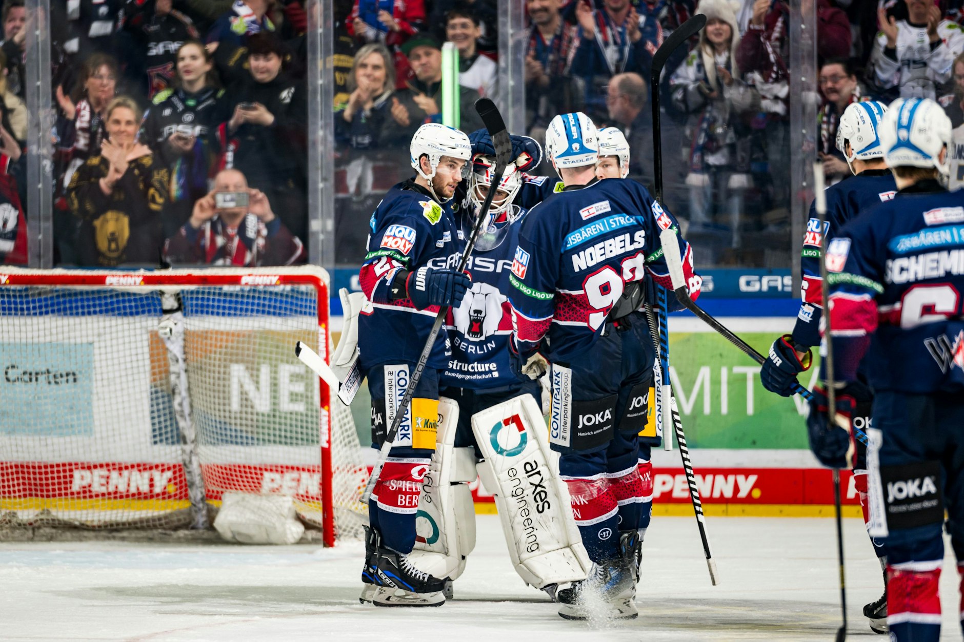 Die Eisbären feiern den Sieg nach dem Spiel gegen die Straubing Tigers in Berlin. 