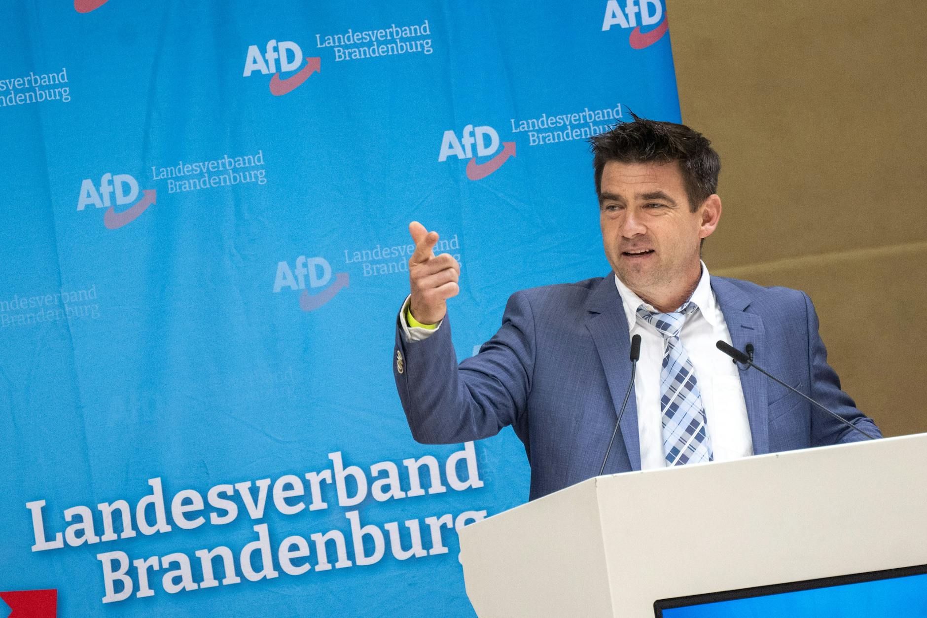 Arne Raue (parteilos), Bürgermeister von Jüterbog, spricht beim Landesparteitag der AfD Brandenburg in der Wiesenhalle.