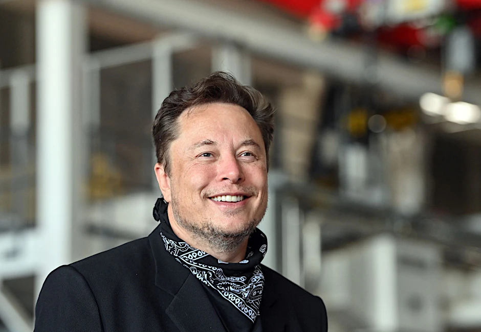 Tesla-Chef Elon Musk bei einem Pressetermin in der Gießerei der Tesla Gigafactory in Grünheide bei Berlin