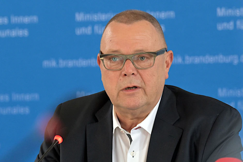 ARCHIV - Brandenburgs Innenminister Michael Stübgen (CDU) spricht auf einer Pressekonferenz.  