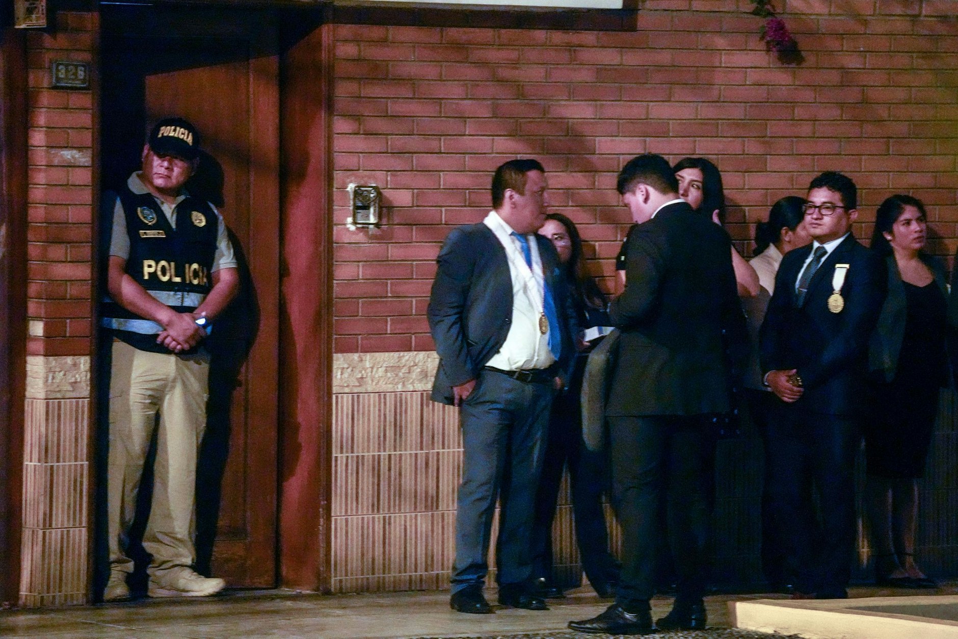 ARCHIV - Polizisten und Staatsanwälte vor dem Haus der peruanischen Präsidentin Boluarte während einer Hausdurchsuchung, bei der Rolex-Uhren wegen mutmaßlicher illegaler Bereicherung beschlagnahmt werden.  