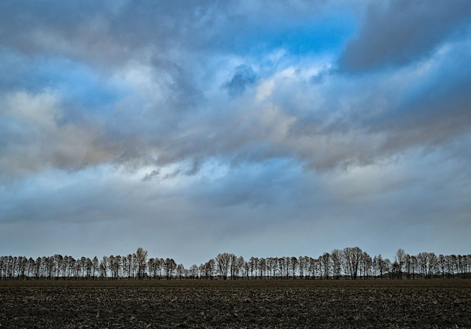 ARCHIV - Wolken ziehen über die Landschaft.  
